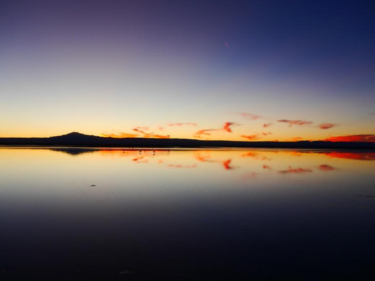 Céu e lagoa se unem no Deserto do Atacama